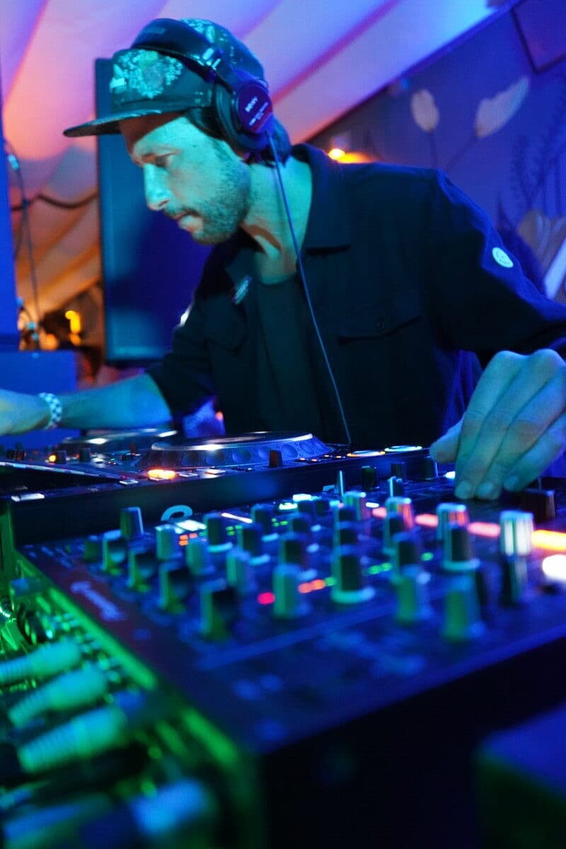 Miguel Migs mixing at Essential